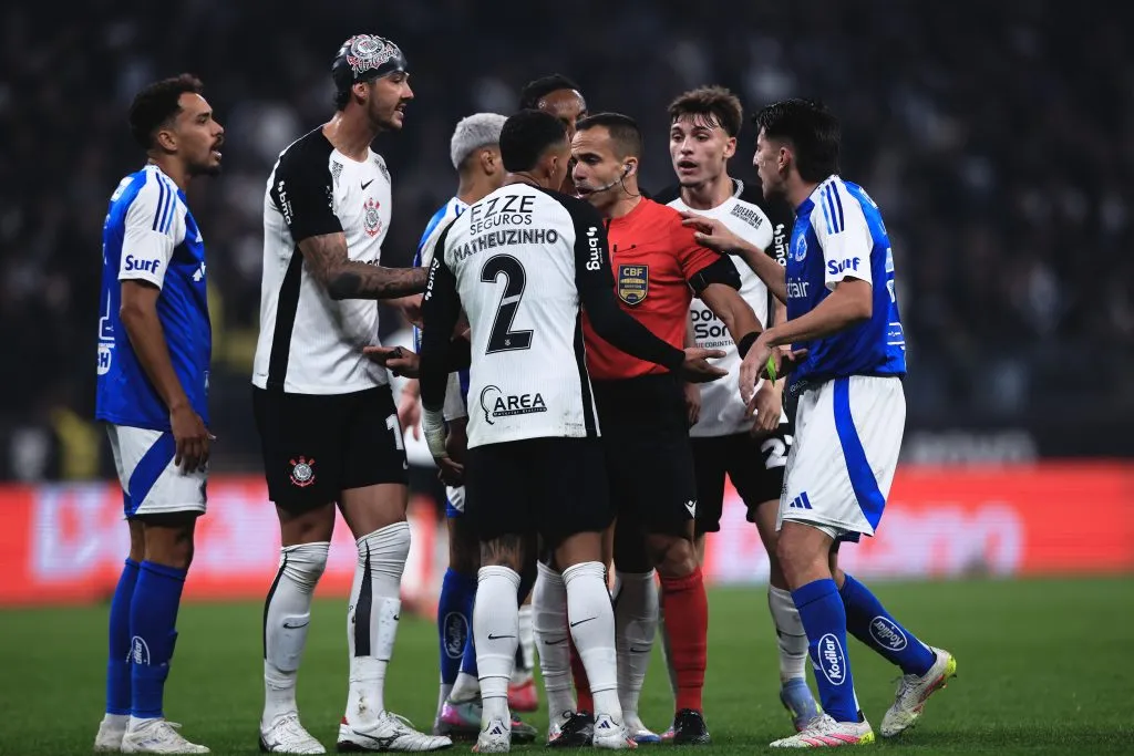 SP – SAO PAULO – 23/07/2025 – BRASILEIRO A 2025, CORINTHIANS X CRUZEIRO – O arbitro Alex Gomes Stefano durante partida entre Corinthians e Cruzeiro no estadio Arena Corinthians pelo campeonato Brasileiro A 2025. Foto: Ettore Chiereguini/AGIF