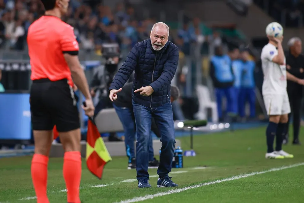 RS – PORTO ALEGRE – 23/07/2025 – COPA SUL-AMERICANA 2025, GREMIO X ALIANZA LIMA – Mano Menezes tecnico do Gremio durante partida contra o Alianza Lima no estadio Arena do Gremio pelo campeonato Copa Sul-americana 2025. Foto: Maxi Franzoi/AGIF