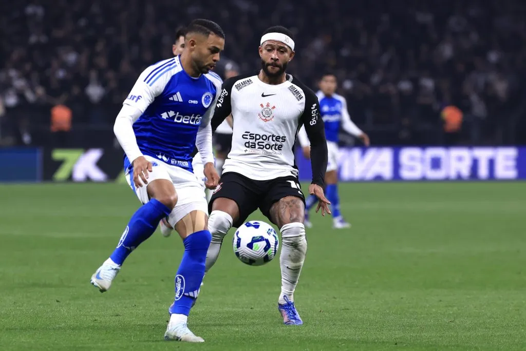 SP – SAO PAULO – 23/07/2025 – BRASILEIRO A 2025, CORINTHIANS X CRUZEIRO – Memphis Depay jogador do Corinthians disputa lance com Fabricio Bruno jogador do Cruzeiro durante partida no estadio Arena Corinthians pelo campeonato Brasileiro A 2025. Foto: Marcello Zambrana/AGIF
