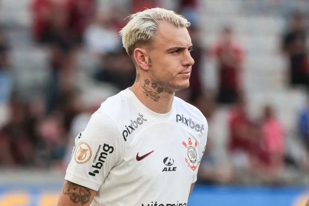 PR – CURITIBA – 24/06/2023 – BRASILEIRO A 2023, ATHLETICO-PR X CORINTHIANS – Roger Guedes jogador do Corinthians durante execucao do hino nacional antes da partida contra o Athletico-PR no estadio Arena da Baixada pelo campeonato BRASILEIRO A 2023. Foto: Robson Mafra/AGIF