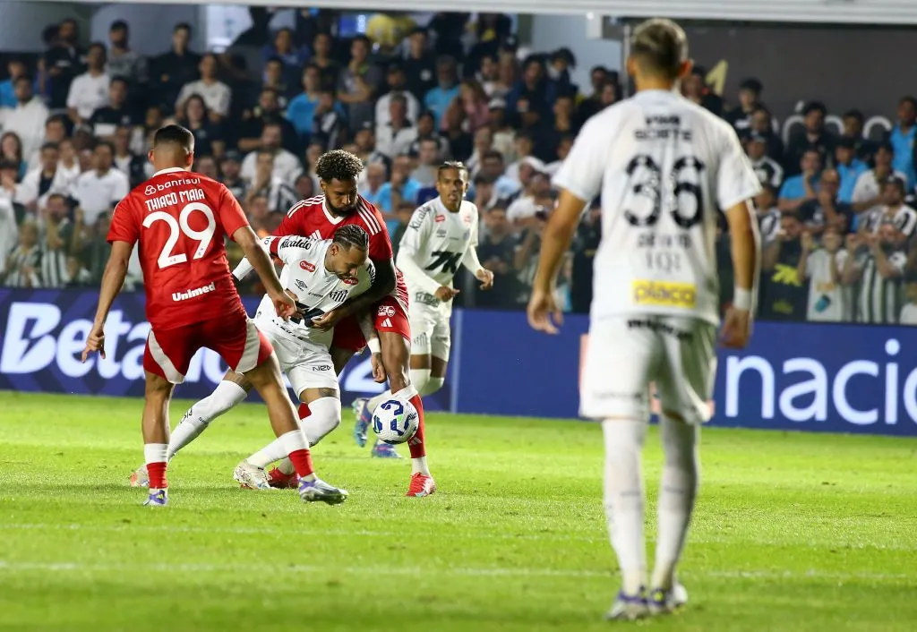 SP – SANTOS – 23/07/2025 – BRASILEIRO A 2025, SANTOS X INTERNACIONAL – Neymar Jr jogador do Santos durante partida contra o Internacional no estadio Vila Belmiro pelo campeonato Brasileiro A 2025. Foto: Mauricio De Souza/AGIF