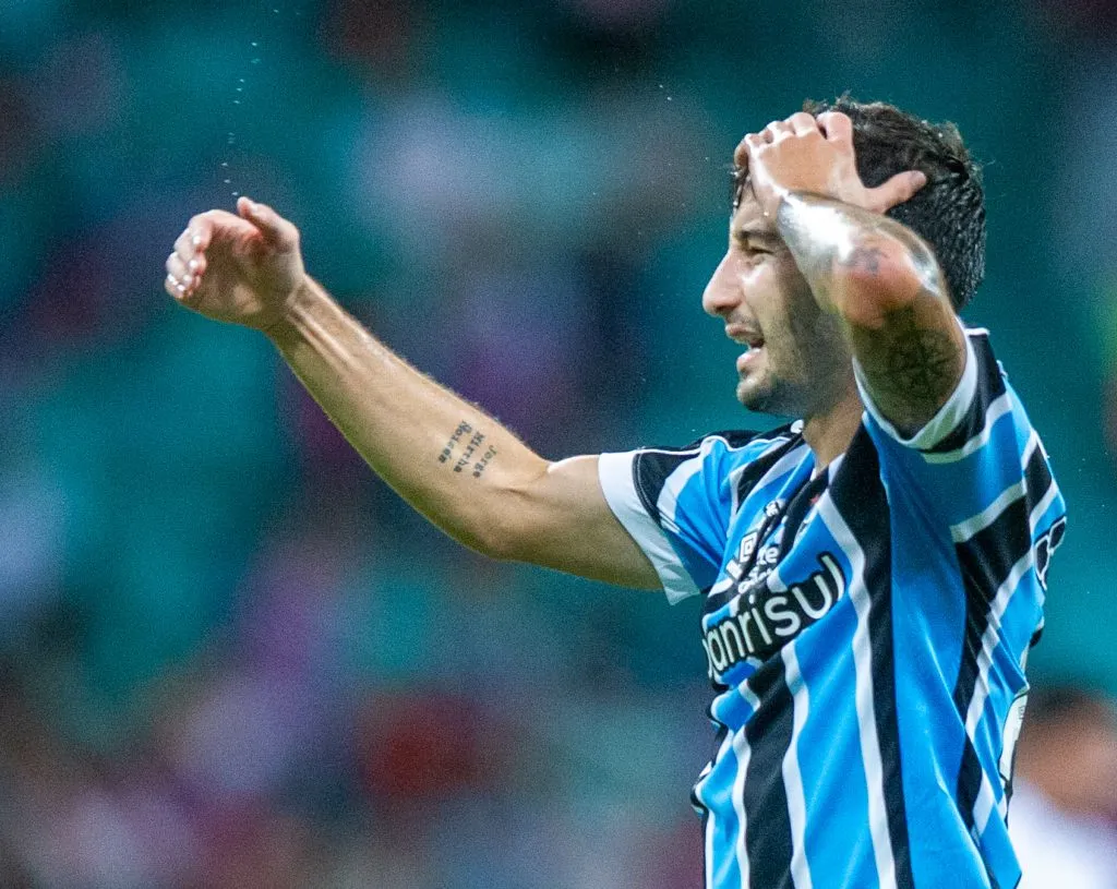 BA – SALVADOR – 27/04/2024 – BRASILEIRO A 2024, BAHIA X GREMIO – Villasanti jogador do Gremio lamenta durante partida contra o Bahia no estadio Arena Fonte Nova pelo campeonato Brasileiro A 2024. Foto: Jhony Pinho/AGIF