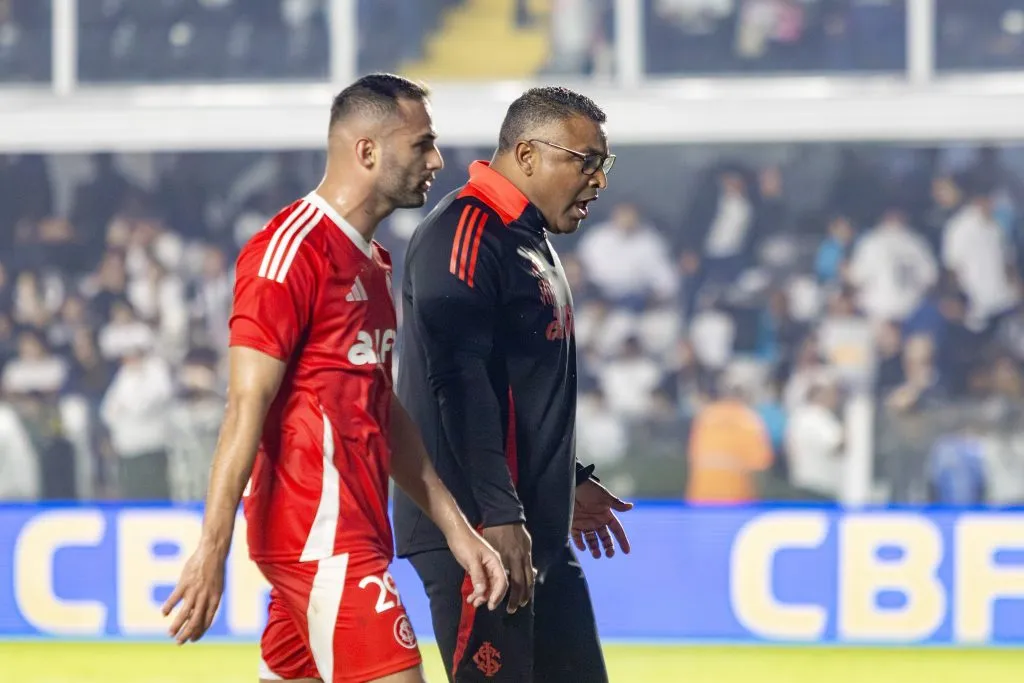 SP – SANTOS – 23/07/2025 – BRASILEIRO A 2025, SANTOS X INTERNACIONAL – Roger Machado tecnico do Internacional durante partida contra o Santos no estadio Vila Belmiro pelo campeonato Brasileiro A 2025. Foto: Lucas Gabriel Cardoso/AGIF
