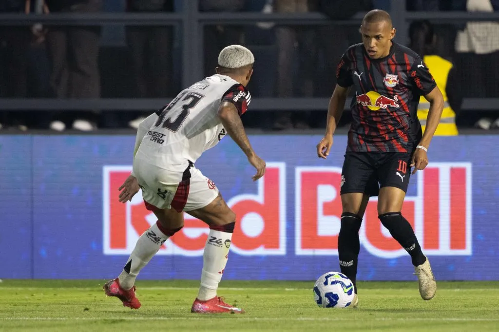 Jhon Jhon em campo pelo Bragantino contra o Flamengo. Foto: Joisel Amaral/AGIF