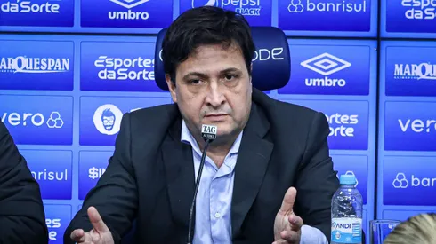 Torcedores do Grêmio não pouparam críticas a Alberto Guerra. Foto: Maxi Franzoi/AGIF