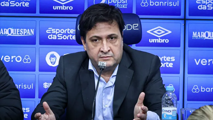 Torcedores do Grêmio não pouparam críticas a Alberto Guerra. Foto: Maxi Franzoi/AGIF