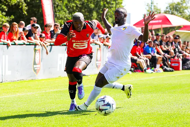 Andrés Gómez (à esquerda) atuando pelo Rennes-FRA –  (Photo by Ewen Gavet/Icon Sport via Getty Images)
