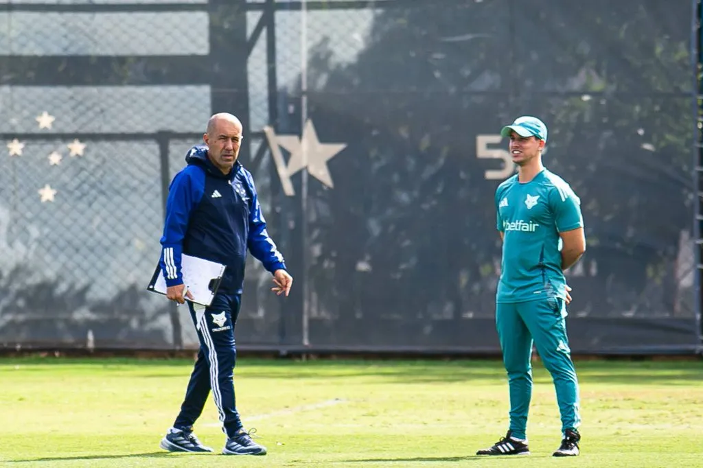 Leonardo Jardim técnico do Cruzeiro durante treino no Centro de Treinamento CT Toca II. Foto: Fernando Moreno/AGIF