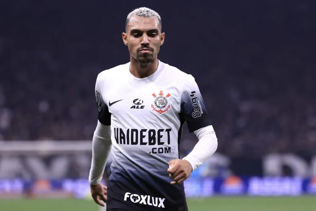 Matheuzinho durante partida contra o Botafogo no Campeonato Brasileiro de 2024. Foto: Marcello Zambrana/AGIF