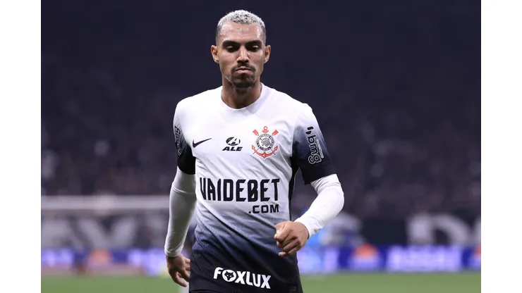 SP - SAO PAULO - 01/06/2024 - BRASILEIRO A 2024, CORINTHIANS X BOTAFOGO - Matheuzinho jogador do Corinthians durante partida contra o Botafogo no estadio Arena Corinthians pelo campeonato Brasileiro A 2024. Foto: Marcello Zambrana/AGIF