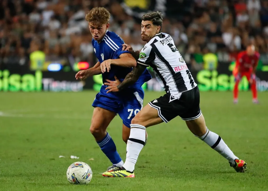 UDINE, ITALY – SEPTEMBER 01: Nico Paz of Como and Martin Payero of Udinese in action during the Serie A match between Udinese and Como at Stadio Friuli on September 01, 2024 in Udine, Italy. (Photo by Timothy Rogers/Getty Images)