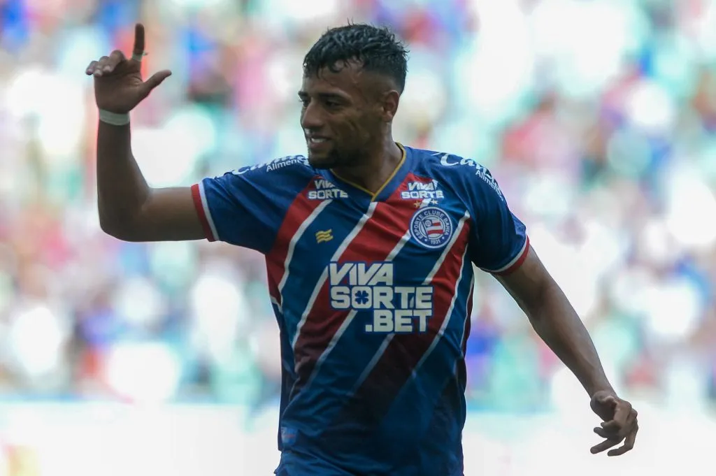 BA – SALVADOR – 09/02/2025 – BAIANO 2025, BAHIA X COLO-COLO – Lucho Rodriguez jogador do Bahia comemora seu gol com jogadores do seu time durante partida contra o Colo-Colo no estadio Arena Fonte Nova pelo campeonato Baiano 2025. Foto: Jhony Pinho/AGIF