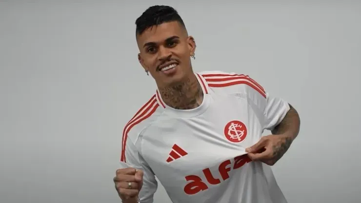 Richard posa com a camisa do Internacional. Foto: Reprodução / Internacional