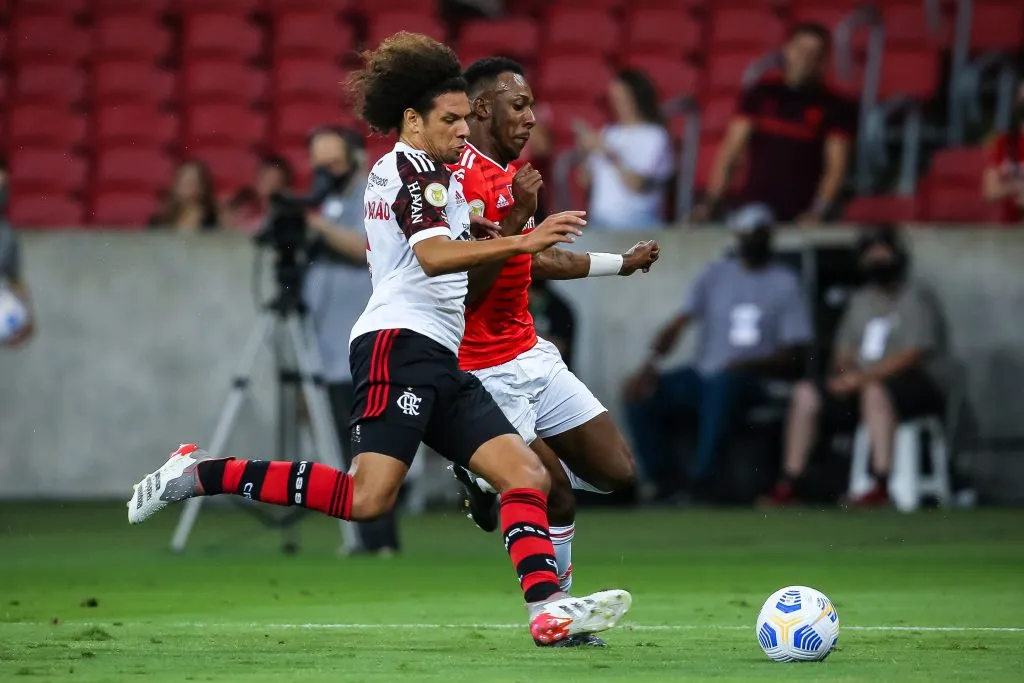 RS – Porto Alegre – 20/11/2021 – BRASILEIRO A 2021, INTERNACIONAL X FLAMENGO – Moises jogador do Internacional disputa lance com Willian Arao jogador do Flamengo durante partida no estadio Beira-Rio pelo campeonato Brasileiro A 2021. Foto: Pedro H. Tesch/AGIF