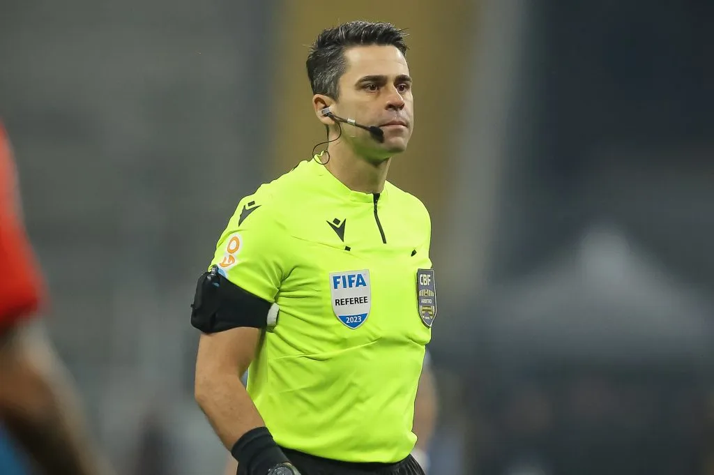 Flávio Rodrigues de Souza já comandou três jogos do Internacional em 2025. Foto: Pedro H. Tesch/AGIF