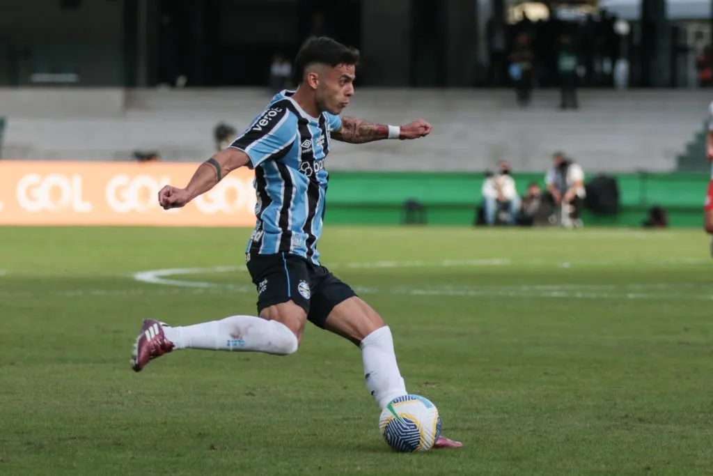 Felipe Carballo em ação pelo Grêmio. Foto: Robson Mafra/AGIF
