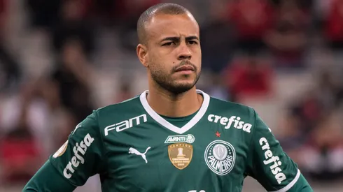 PR – Curitiba – 25/10/2022 – BRASILEIRO A 2022, ATHLETICO PR X PALMEIRAS – Mayke jogador do Palmeiras durante execucao do hino nacional antes da partida contra o Athletico-PR no estadio Arena da Baixada pelo campeonato Brasileiro A 2022. Foto: Robson Mafra/AGIF