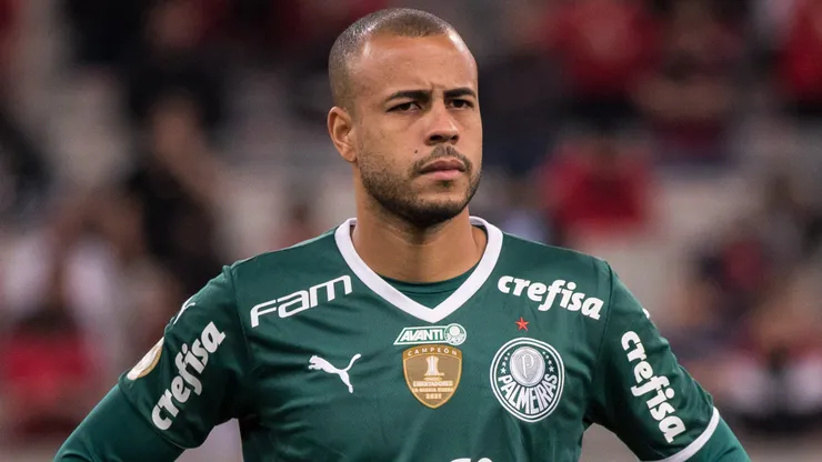PR - Curitiba - 25/10/2022 - BRASILEIRO A 2022, ATHLETICO PR X PALMEIRAS - Mayke jogador do Palmeiras durante execucao do hino nacional antes da partida contra o Athletico-PR no estadio Arena da Baixada pelo campeonato Brasileiro A 2022. Foto: Robson Mafra/AGIF