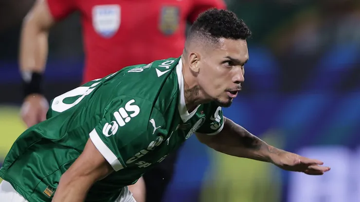 SP - BARUERI - 12/04/2025 - BRASILEIRO A 2025, PALMEIRAS X CORINTHIANS - Paulinho jogador do Palmeiras durante partida contra o Corinthians no estadio Arena Barueri pelo campeonato Brasileiro A 2025. Foto: Ettore Chiereguini/AGIF