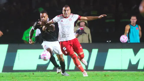 Mercado e Alex Teixeira disputam jogada em jogo entre Vasco e Internacional. Foto: Ricardo Duarte/Internacional