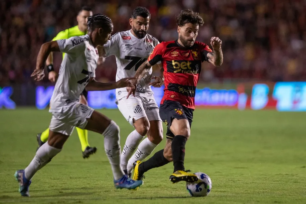 Lucas Lima jogador do Sport durante partida contra o Santos no estadio Ilha do Retiro pelo campeonato Brasileiro A 2025. Foto: Rafael Vieira/AGIF