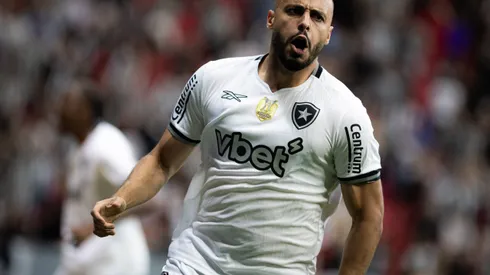 DF – BRASILIA – 12/07/2025 – BRASILEIRO A 2025, VASCO X BOTAFOGO – jogador do Botafogo comemora seu gol durante partida contra o Vasco no estadio Mane Garrincha pelo campeonato Brasileiro A 2025. Foto: Isabela Azine/AGIF