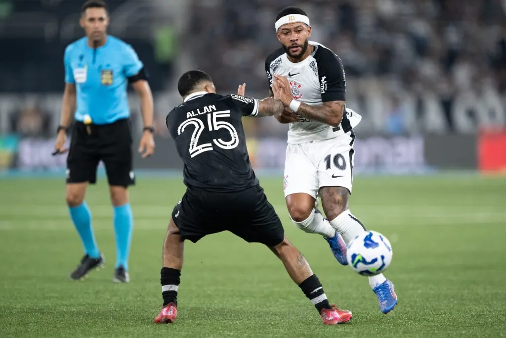Memphis Depay em Botaafogo x Corinthians pelo Brasileiro A 2025. Foto: Jorge Rodrigues/AGIF