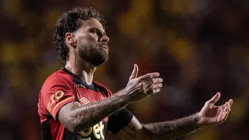 Lucas Lima jogador do Sport lamenta durante partida contra o Santos no estadio Ilha do Retiro pelo campeonato Brasileiro A 2025. Foto: Rafael Vieira/AGIF