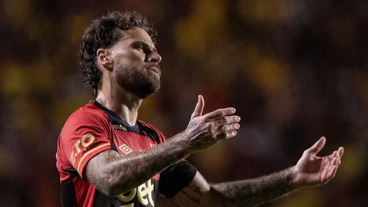 Lucas Lima jogador do Sport lamenta durante partida contra o Santos no estadio Ilha do Retiro pelo campeonato Brasileiro A 2025. Foto: Rafael Vieira/AGIF