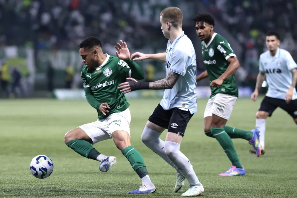 Vitor Roque em Palmeiras x Grêmio. Foto: Marcello Zambrana/AGIF