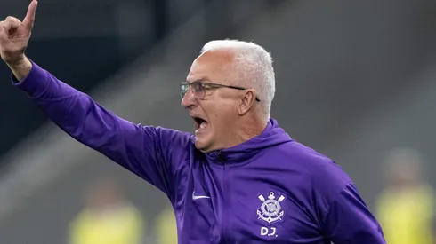 Dorival Júnior durante confronto contra o Botafogo no Brasileirão 2025.