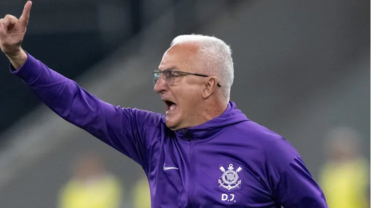 Dorival Júnior durante confronto contra o Botafogo no Brasileirão 2025.