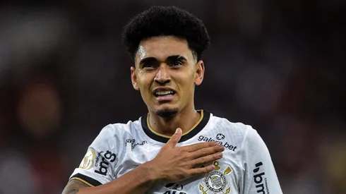 Du Queiroz durante confronto entre Corinthians e Flamengo no Brasileirão 2022.