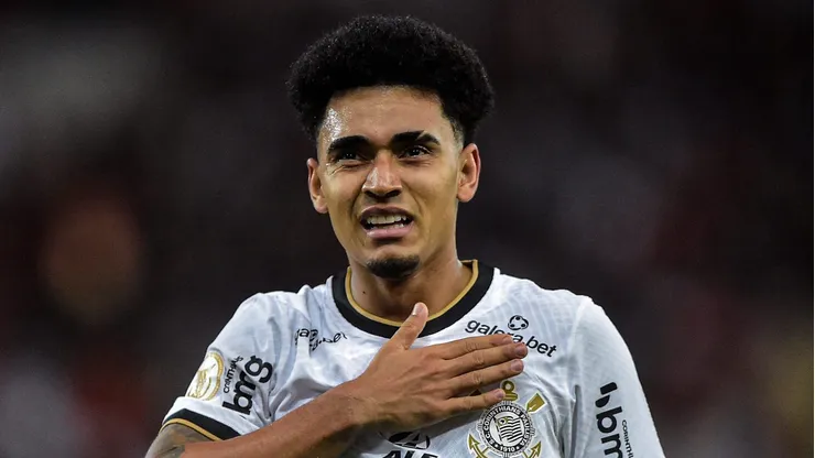 Du Queiroz durante confronto entre Corinthians e Flamengo no Brasileirão 2022.