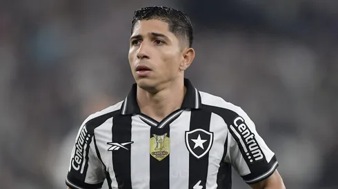 Savarino durante confronto contra o Vitória no Brasileirão 2025.