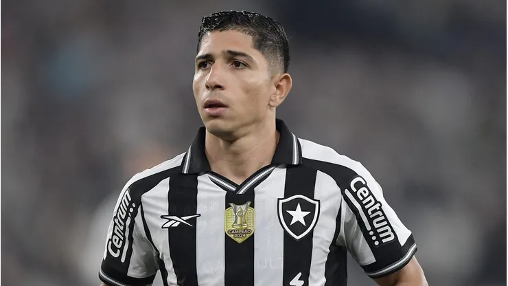 Savarino durante confronto contra o Vitória no Brasileirão 2025.