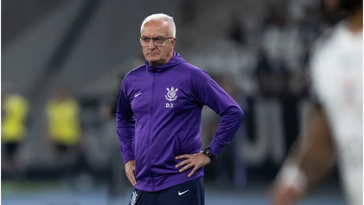 RJ - RIO DE JANEIRO - 26/07/2025 - BRASILEIRO A 2025, BOTAFOGO X CORINTHIANS - Dorival Junior tecnico do Corinthians durante partida contra o Botafogo no estadio Engenhao pelo campeonato Brasileiro A 2025. Foto: Jorge Rodrigues/AGIF