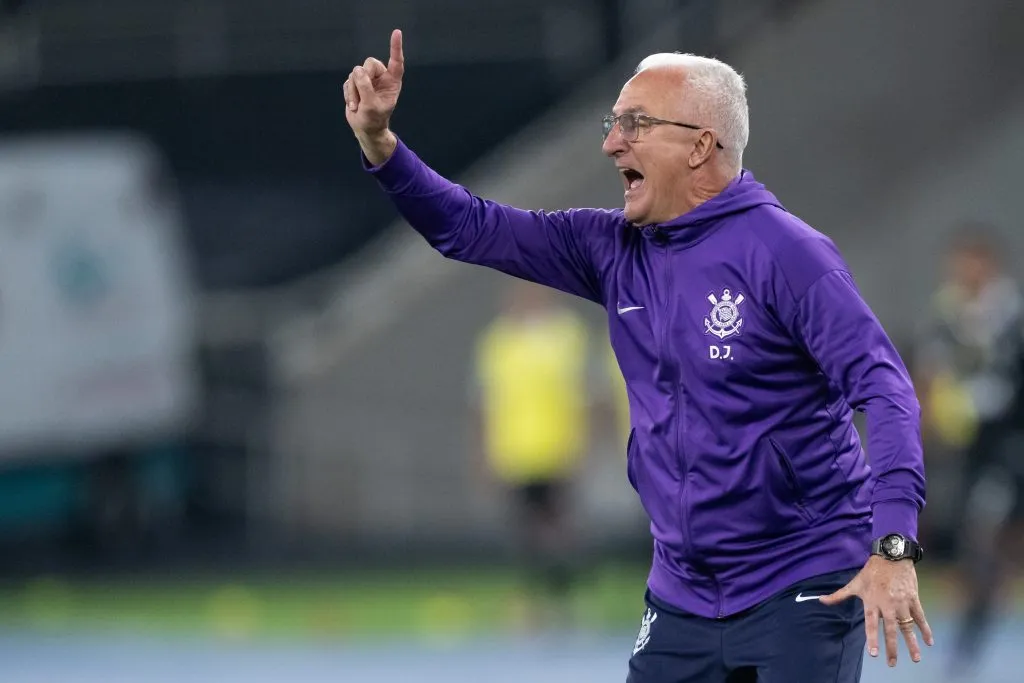 RJ – RIO DE JANEIRO – 26/07/2025 – BRASILEIRO A 2025, BOTAFOGO X CORINTHIANS – Dorival Junior tecnico do Corinthians durante partida contra o Botafogo no estadio Engenhao pelo campeonato Brasileiro A 2025. Foto: Jorge Rodrigues/AGIF
