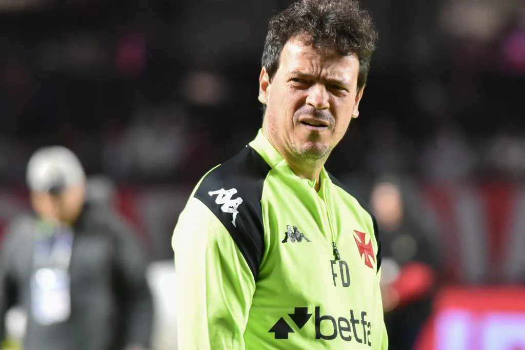 Fernando Diniz durante partida contra o São Paulo no Campeonato Brasileiro de 2025. Foto: Jota Erre/AGIF