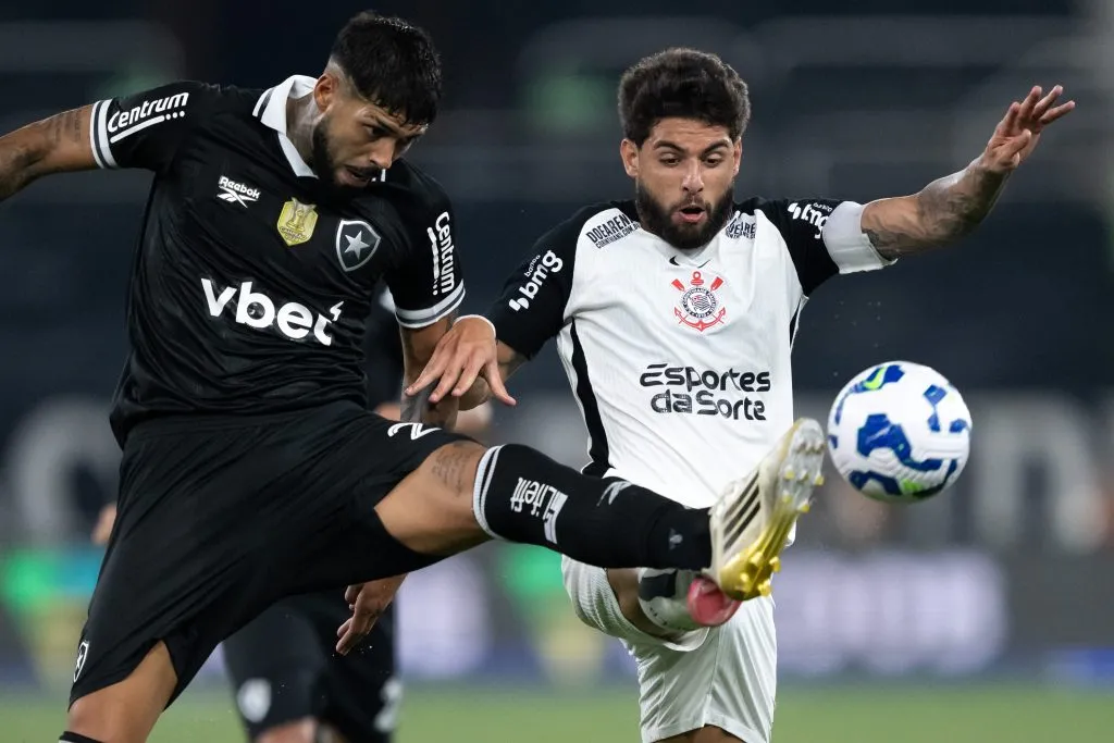 Barboza jogador do Botafogo disputa lance com Yuri Alberto jogador do Corinthians durante partida no estadio Engenhao pelo campeonato Brasileiro A 2025. Foto: Jorge Rodrigues/AGIF