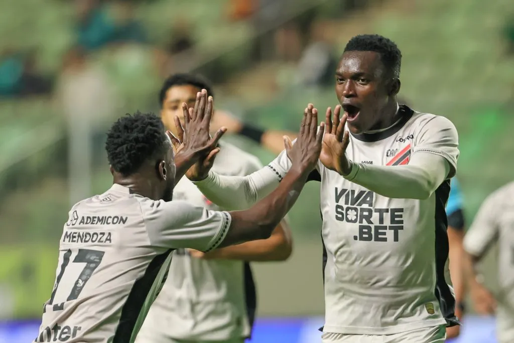 Viveros jogador do Athletico-PR comemora seu gol durante partida contra o America-MG no estadio Independencia pelo campeonato Brasileiro B 2025. Foto: Gilson Lobo/AGIF