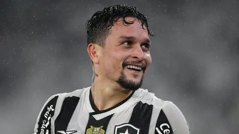 Botafogo recusou uma proposta por Artur.
