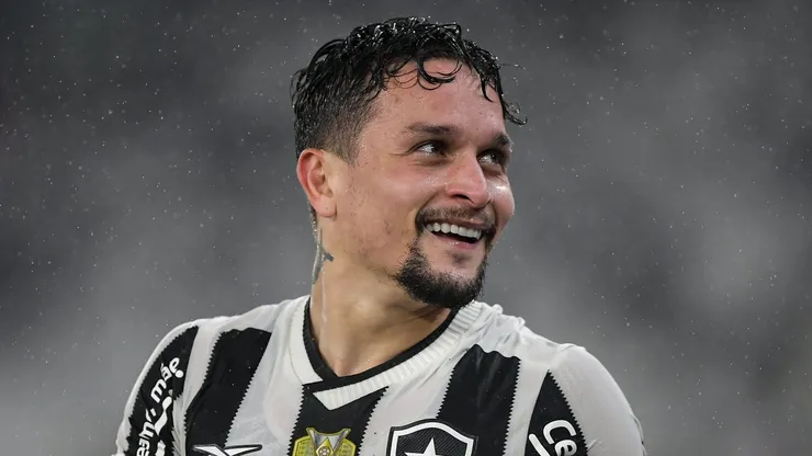 Botafogo recusou uma proposta por Artur.