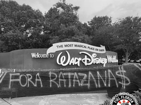 Torcida do Corinthians faz protesto nos parques da Disney, nos Estados Unidos