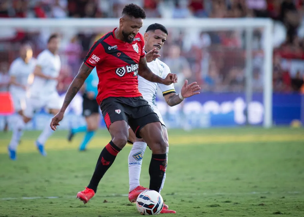 Wallace jogador do Atletico-GO durante partida contra o Volta Redonda -Foto: Isabela Azine/AGIF