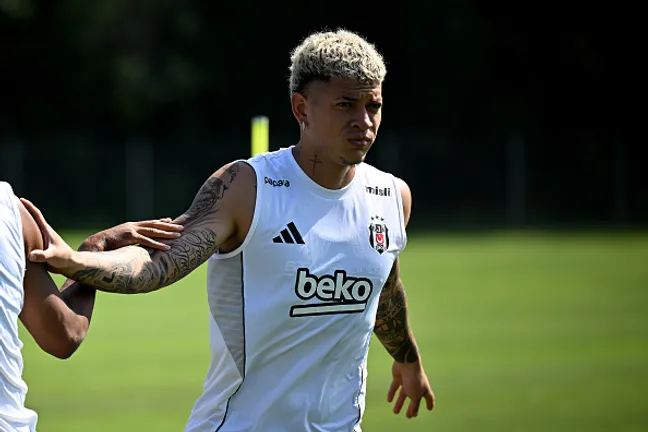 Elan Ricardo treinando no Besiktas – (Photo by Ahmet Okatali/Anadolu via Getty Images)