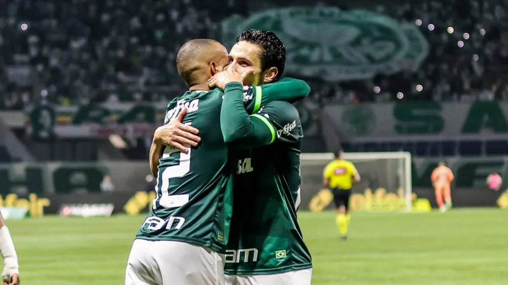 Raphael Veiga e Mayke em campo pelo Palmeiras. Foto: Marcello Zambrana/AGIF