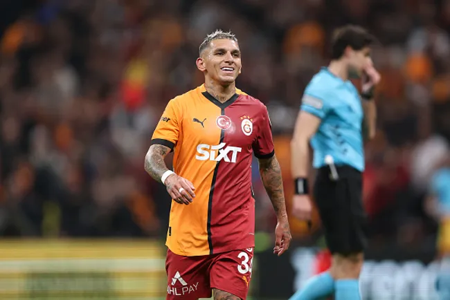 Lucas Torreira, jogador do Galatasaray – Photo by Ahmad Mora/Getty Images)