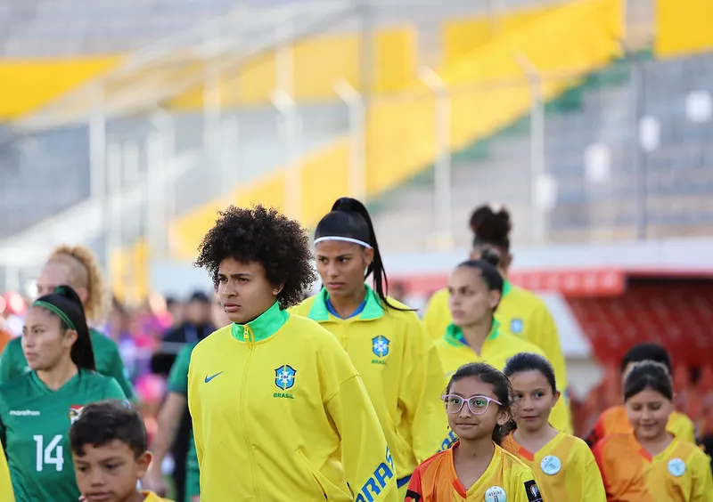 Yaya antes de jogo da seleção brasileira (Reprodução/Lívia Villas Boas/CBF)