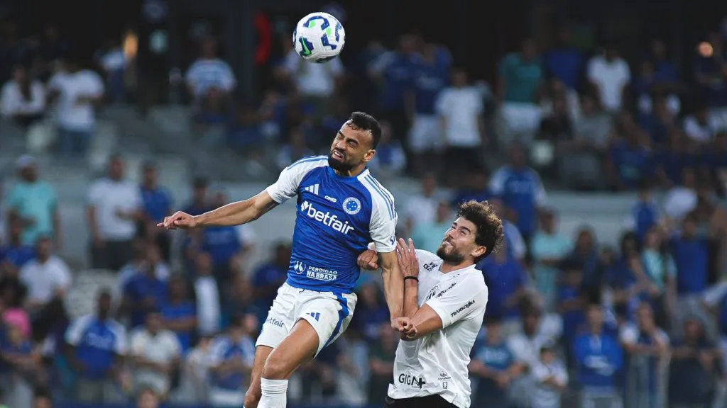 Fabrício Bruno e Pedro Raul disputando bola em Cruzeiro x Ceará. Foto: Gustavo Aleixo/Cruzeiro